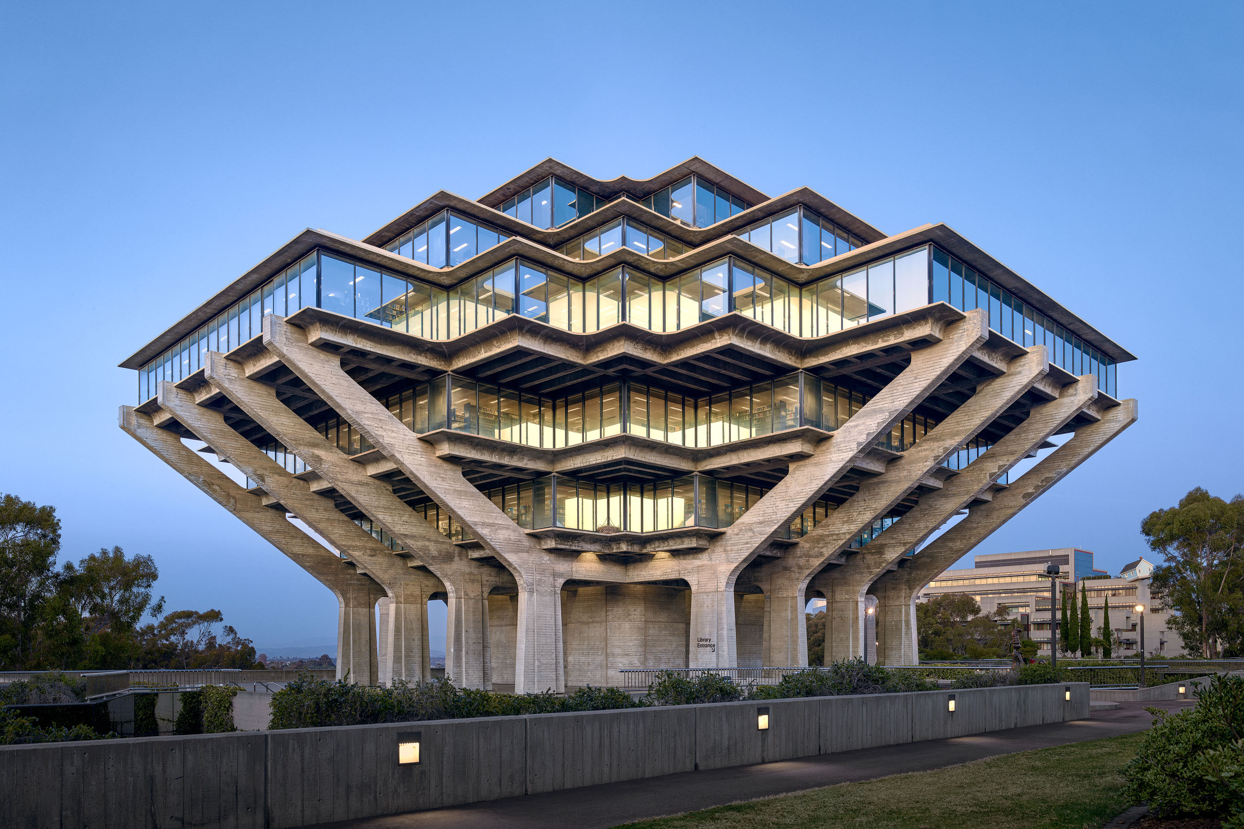 Architectural photography by Warren Diggles. Geisel Library, University of California San Diego.