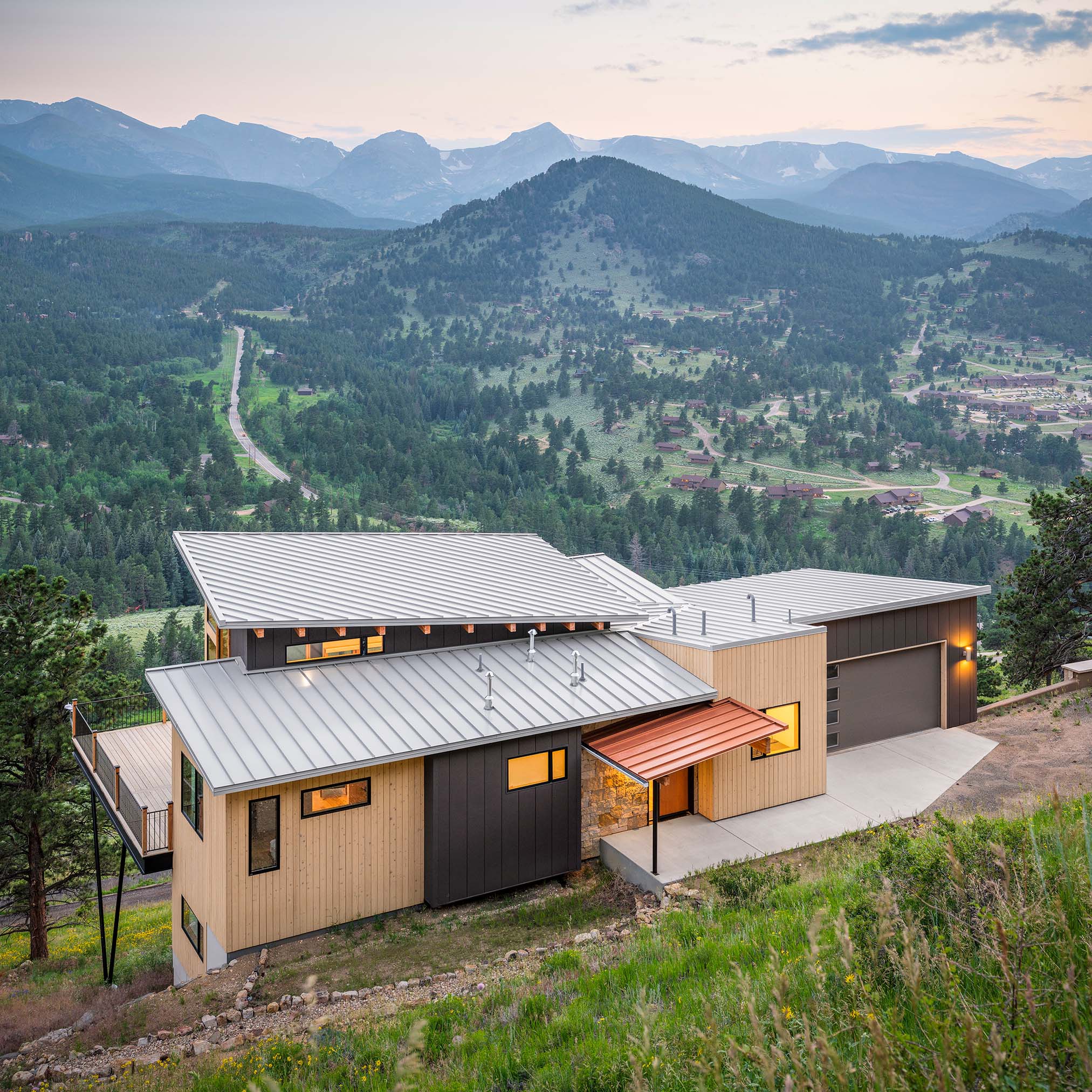 Residential architecture photography by Warren Diggles. Mountain modern home overlooking Estes Park, Colorado. New home project by Bas1s Architecture.